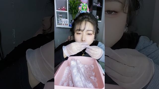 Залипательно сгрызает таз ледяных трубочек! МУКБАНГ АСМР ЛЬДА! смотреть онлайн