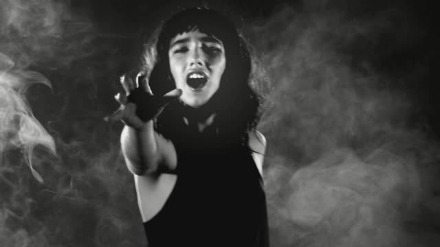 ЧЁРНО-БЕЛОЕ (КЛИП)