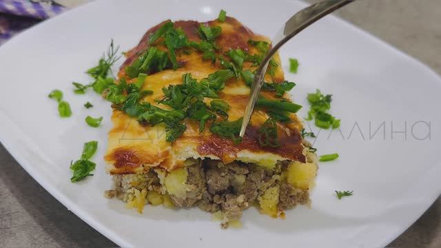 Запеканка с фаршем и картофелем в духовке / Рецепт запеканки с фаршем и картофелем под сыром смотреть онлайн