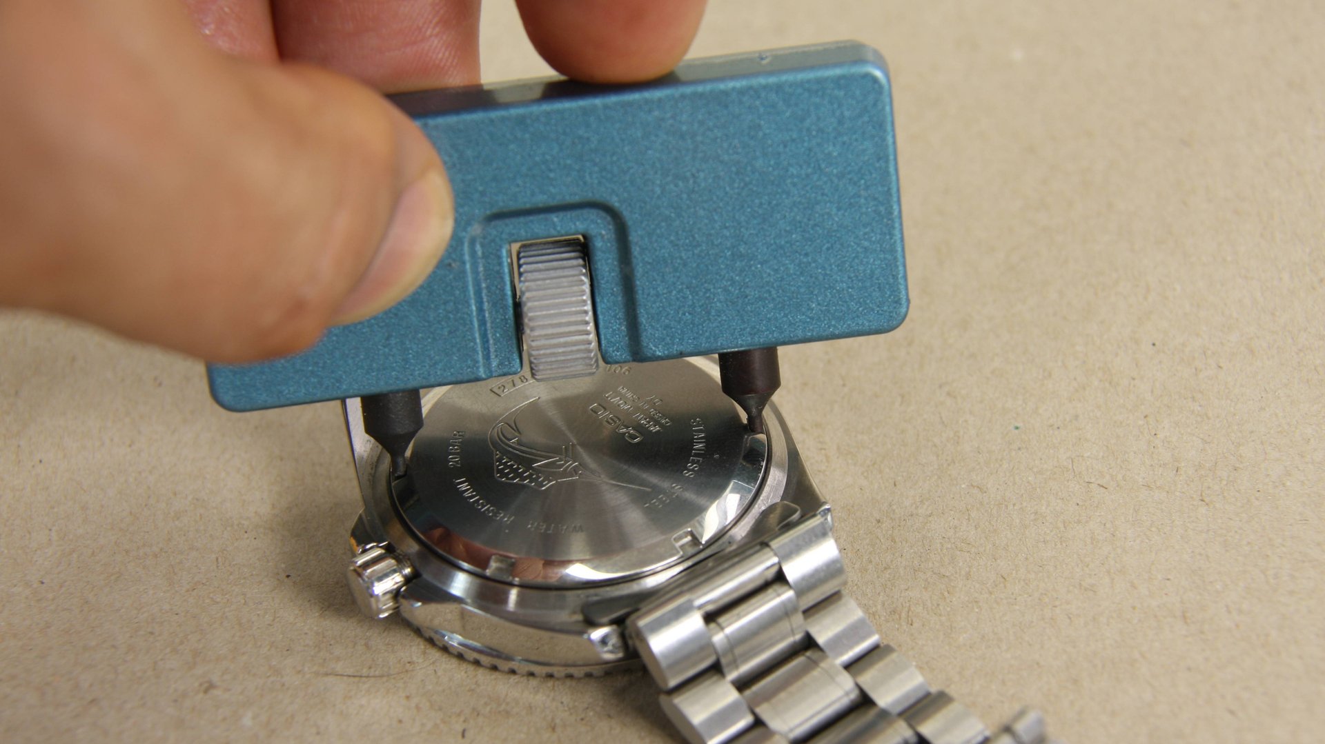 Откручиваем крышку часов универсальным ключом. смотреть онлайн