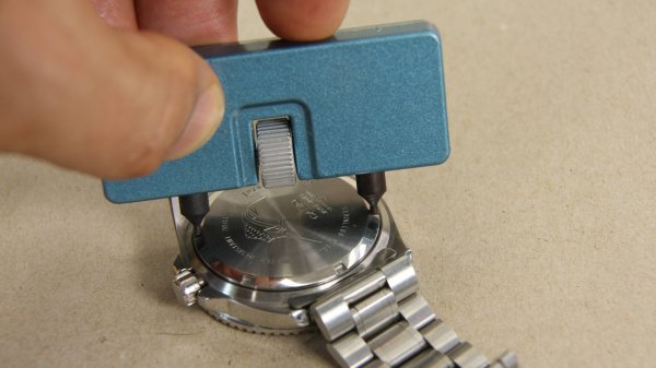 Откручиваем крышку часов универсальным ключом.