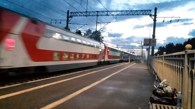 Электровоз ЭП2К-164 с двухэтажным поездом проследовал платформу Трубниково смотреть онлайн