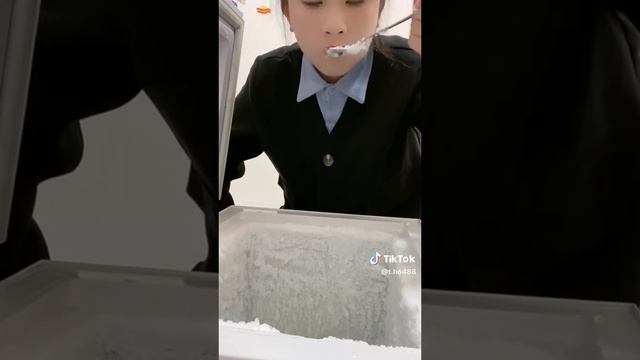 МУКБАНГ АСМР кореянка поедает наледь и снег из своей морозилки! смотреть онлайн