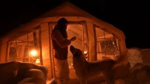 Отдых в надувной палатке в зимнем лесу| Уют как дома