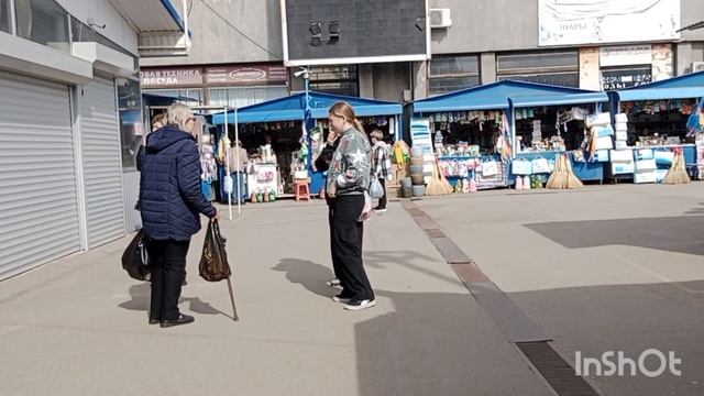 Цены на клубнику в Ейске на центральном рынке...
Чаепитие в кафэ... смотреть онлайн