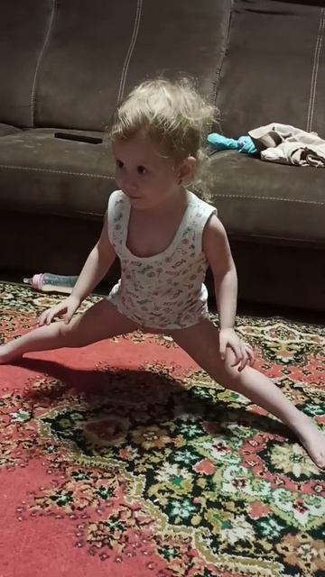 Девочка в два годика садится на шпагат. смотреть онлайн