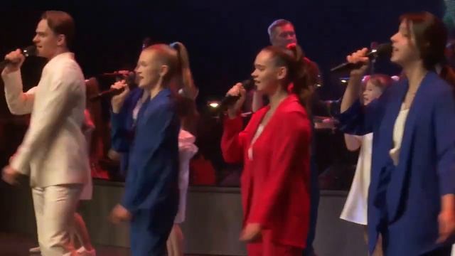 Диана с братом Габриэле и Арт-Экспресс, Кремлёвский Дворец, "Мы желаем счастья вам", 26 ноября 2022 смотреть онлайн