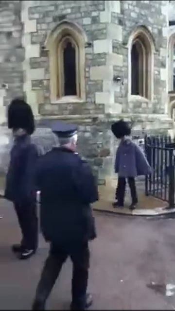 Garde anglais avec un imperméable смотреть онлайн