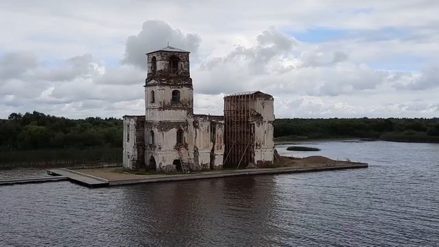 Церковь в воде как символ нашей жизни.