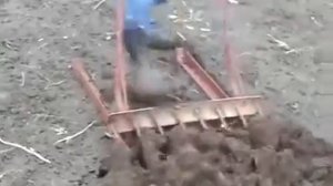 Ручной культиватор для перекопки земли огорода.