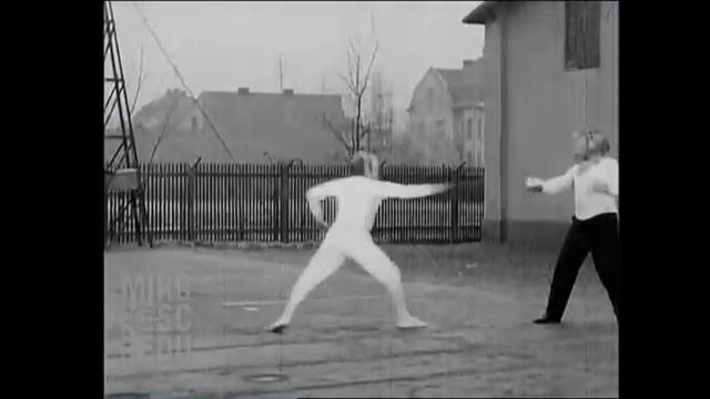 Sabre fencing of Atilla Petschauer, 1930, slow motion смотреть онлайн