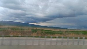 Свинцово- тяжелое небо повисло над горами.