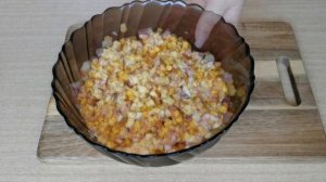 Вкусный салат за 10 минут с копченым колбасным сыром и морковью.