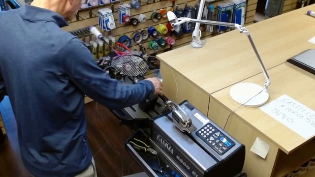 Time Lapse: How to String a Wilson Fierce 370 Badminton Racquet (Castillo) смотреть онлайн