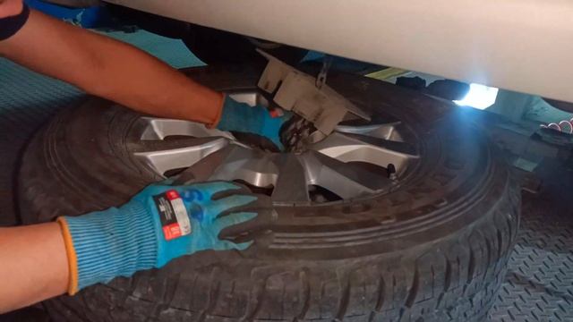 HOW TO INSTALL SPARE TIRE FOR TOYOTA LAND CRUISER смотреть онлайн