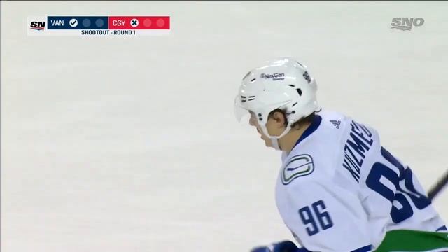 Andrei Kuzmenko scores a winning shootout vs Flames (14 dec 2022) смотреть онлайн