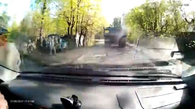 Камаз ломает тротуар на улице Чапаева в Опалихе смотреть онлайн