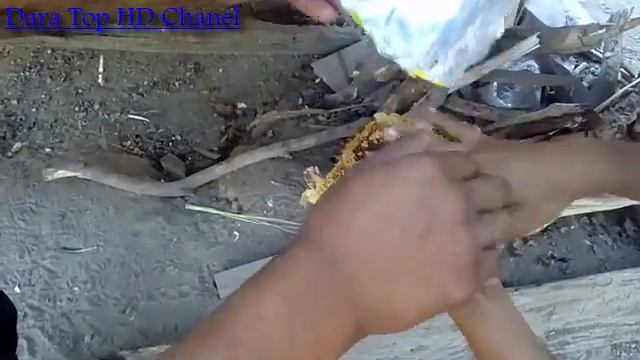 Smart Boy Catch Bees By Cigarettes| Amazing videos, From BanTeaySrey смотреть онлайн