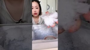 Грызёт наледь в морозилке! АСМР поедание льда из морозилки!