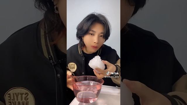 Глыбы льда и снега кореянка грызёт макая в воду! МУКБАНГ АСМР поедание льда смотреть онлайн