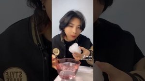 Глыбы льда и снега кореянка грызёт макая в воду! МУКБАНГ АСМР поедание льда