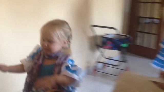 Лиза и Катя переодеваются смотреть онлайн