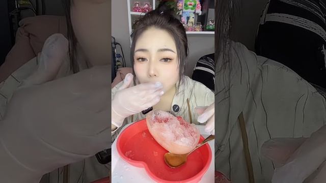МУКБАНГ! Кореянка полностью съедает ледяной шар со снегом внутри! смотреть онлайн
