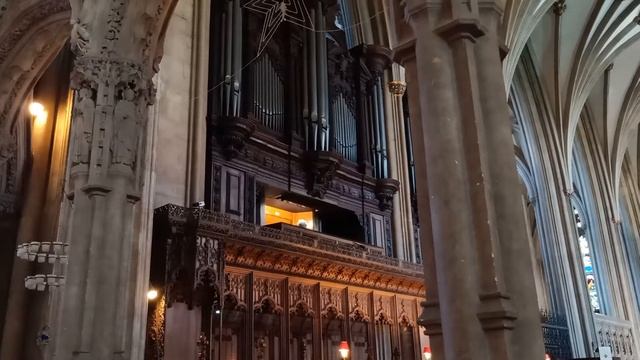 Choir practising in Bristol Cathedral смотреть онлайн