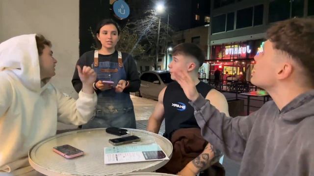 MAZZA IMPRESIONA a la MESERA con sus MUSCULOS смотреть онлайн