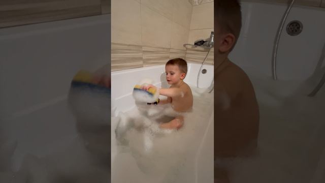Володя в ванне. С желтым монстр траком, моет и рассказывает стихи. смотреть онлайн