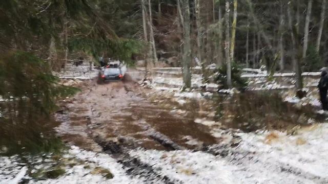 Jeep zj 5.2 V8 flat out in mud (Sound on!! ) смотреть онлайн