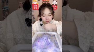 МУКБАНГ, съедает ледяные фигурки с горой снега!