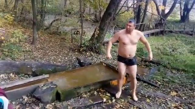 Папка купается в Суворовском роднике))) смотреть онлайн