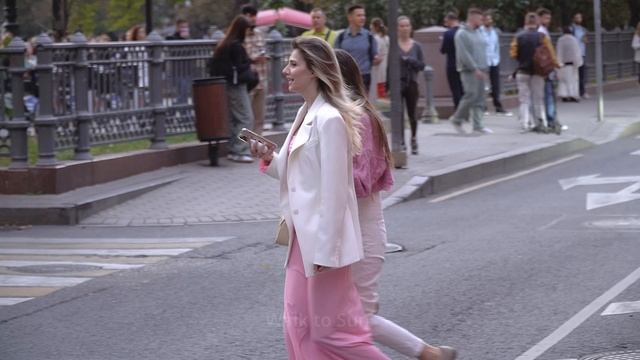 4K.A new walk with beautiful people in a cult place of the city. смотреть онлайн