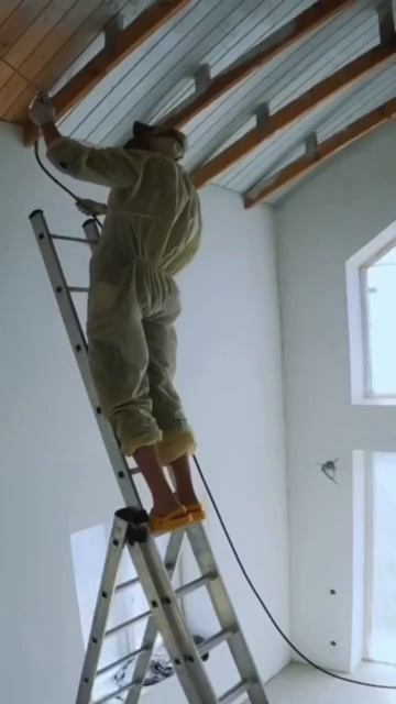 Безвоздушная покраска ферм и потолка #airlessspray #безвоздушнаяпокраска смотреть онлайн