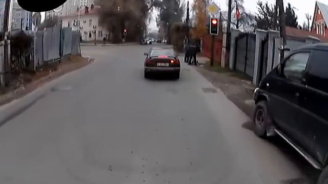 Алматы. Нежданчик. Открытый люк на дороге 20141111 смотреть онлайн