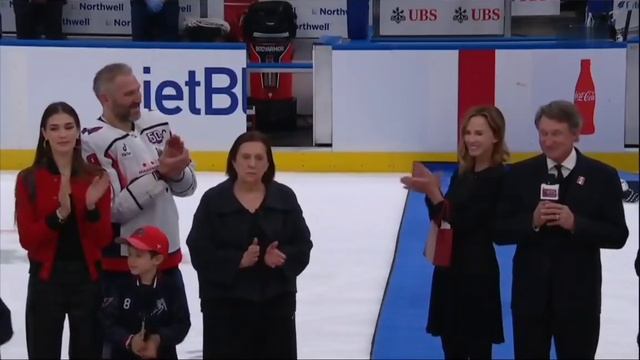 Великий Уэйн Грецки со слезами на глазах поздравляет Великого Александра Овечкина !!! смотреть онлайн