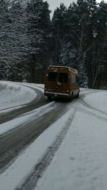 Как ведёт себя на гололёде, подрезаная летняя шина.. смотреть онлайн