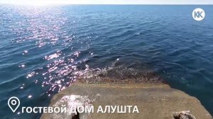 Гостевой_Дом_Алушта_уютный_пляж_с_шезлонгами
