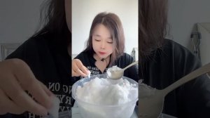 Очень жёсткие укусы льда со снегом из морозильной камеры кореянкою. АСМР поедание льда