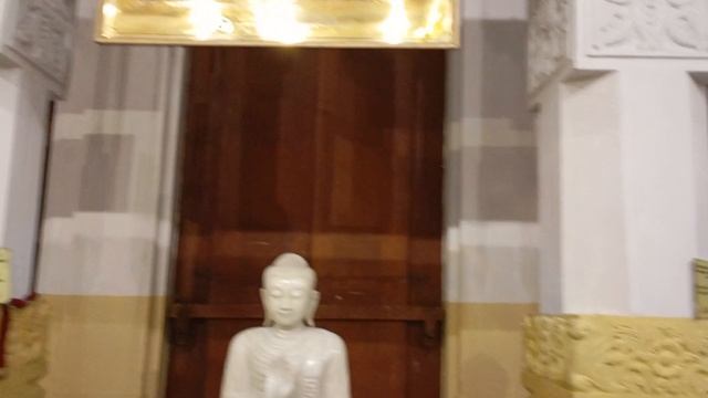 Храм зуба Будды в Канди, Шри-Ланка. смотреть онлайн