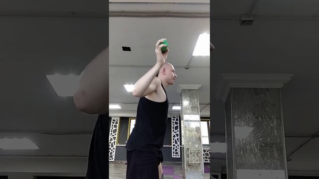 Приседания с бодибаром. Упражнение с приседаниями. Фитнес. Развитие выносливости. Силовая тренировк смотреть онлайн