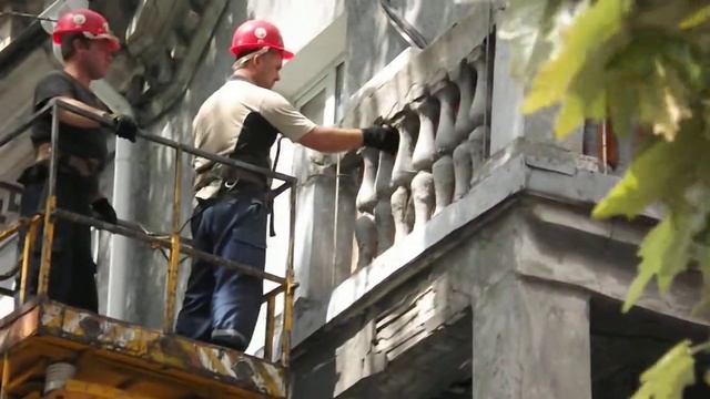 В Луганске сносят балкон смотреть онлайн