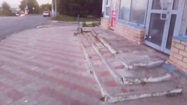 Порывами ветра сорвало рекламный щит на остановке смотреть онлайн