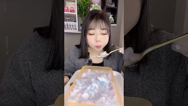 Целый лоток наледи из морозилки! Поедание льда АСМР смотреть онлайн