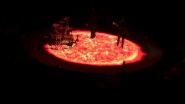 U2 live Tulsa OK 5/2/18 “Staring at the Sun” смотреть онлайн