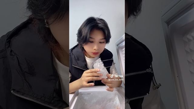 Кореянка поедает жёсткие кубики льда из морозилки! смотреть онлайн