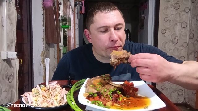 мукбанг/обжор/запечённые свиные антрекоты,салат ёжик/ смотреть онлайн