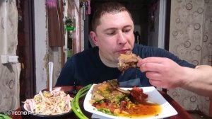 мукбанг/обжор/запечённые свиные антрекоты,салат ёжик/