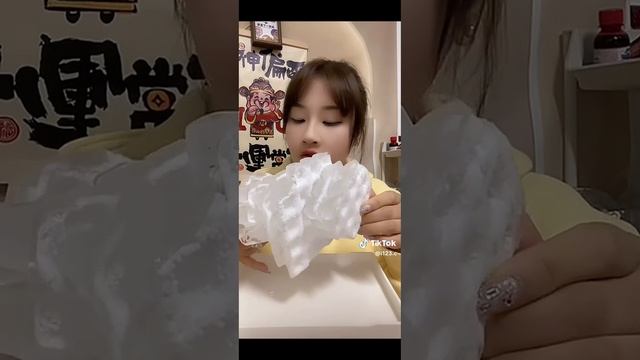 Очень жёсткое поедание льда! кореянка грызёт пирамиду из кубиков льда! смотреть онлайн